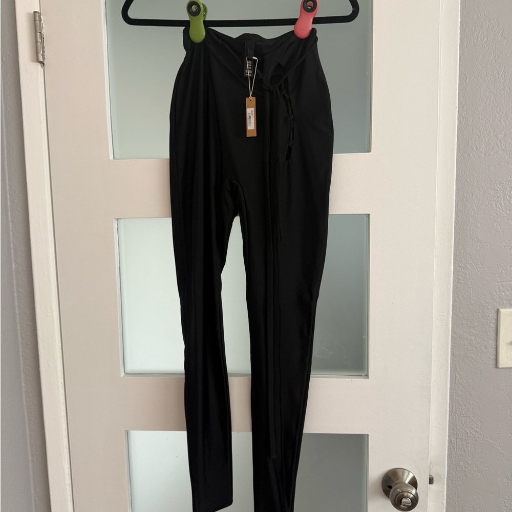 SKIMS Black Women's Leggings w/ lace up